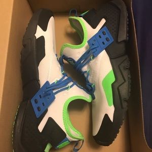 Nike Air Huarache Drift size 11